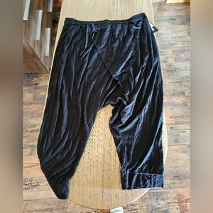 Drop crotch asymmetrical Capri athletic pant